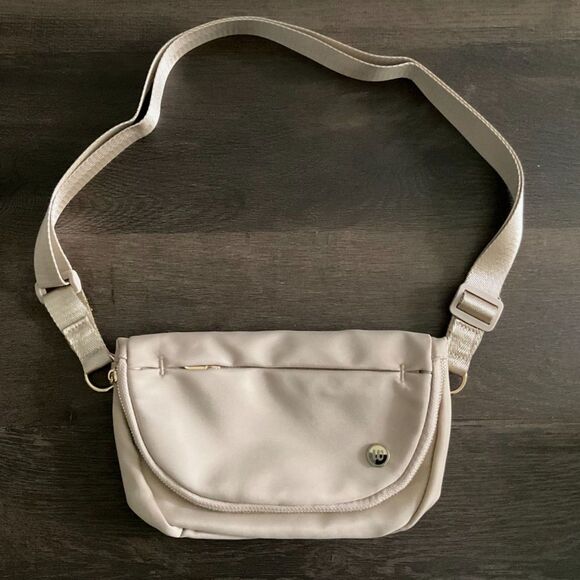 Wantable Handbags - Wantable - Tan Festival Bag - Crossbody, Belt or Shoulder Option - Brand New!